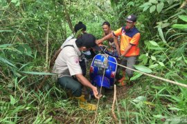 BPBD Tanah Datar evakuasi bangkai vespa yang jatuh di kedalaman 70 meter