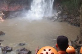 Endi Fernando hanyut di air terjun setelah berupaya menyelamatkan dua rekannya