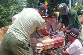 Personel Satgas TMMD cekatan perbaiki mesin molen yang rusak