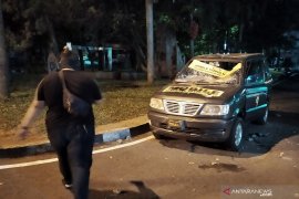 Pembubaran massa di Gedung DPRD Jabar diwarnai aksi perusakan mobil polisi