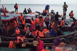 Speedboat tujuan Selatpanjang tabrak papan kayu dan nyaris tenggelam, tujuh penumpang jatuh ke laut