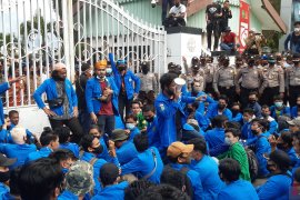 Diguyur hujan, demo mahasiswa UIR tolak UU ciptaker diwarnai aksi saling dorong