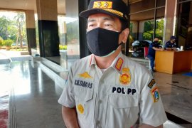 Satpol PP Jakbar gandeng Kesbangpol dalam pencopotan reklame ormas