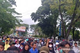 Massa demo RUU Cipta Kerja mulai kerubungi  DPRD Sumbar (Video)