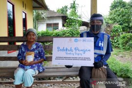 Human Initiative salurkan 43 kilogram rendang ke pelosok di Pesisir Selatan