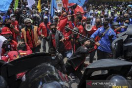 Buruh dan mahasiswa blokir jalan nasional