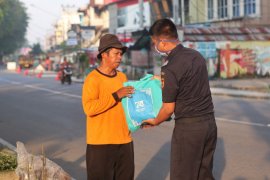 Bea Cukai Pontianak salurkan 40 paket sembako pada masyatakat