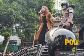 Qonita Syehsemala, seorang mahasiswi yang berusaha tenangkan massa di Simpang Harmoni