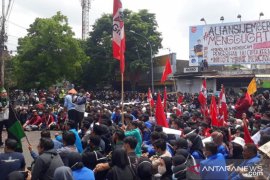 Demo UU Cipta Kerja, kaca DPRD Jember pecah terkena lemparan batu