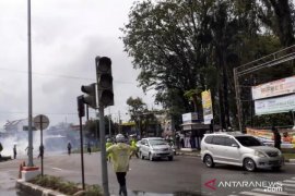 Sejumlah pelajar  terlibat bentrok dengan polisi  saat  unjuk rasa di Padang