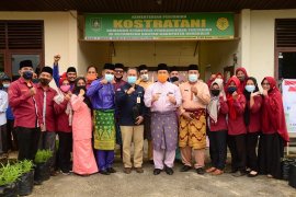 Bupati Bengkalis serahkan 960 kartu tani