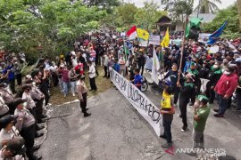 Demonstrasi tolak Omnibus Law di Meranti diwarnai aksi saling dorong