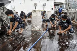 pembersihan Geladak KRI Bima Suci Page 1 Small