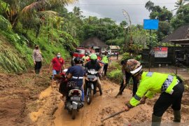 Aparat Polres Bangli atasi longsor di beberapa lokasi
