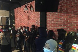 Terima tamu di masa PSBB, panti pijat digerebek