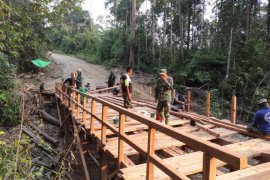 Satgas TMMD hampir selesaikan jembatan Ketungau Tengah Sintang