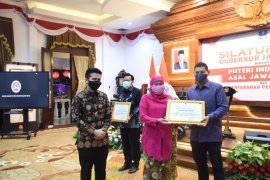 Wali Kota Kediri  dapat penghargaan Pembina AoC Gema Cermat  se-Jatim