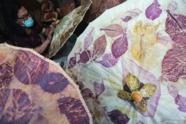 Kerajinan berbahan baku kertas semen