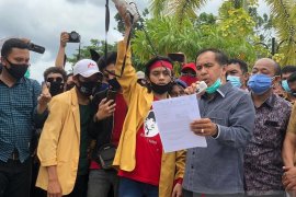 Aksi penolakan OmnibusLaw damai, Ketua DPRD Inhil terima aspirasi mahasiswa