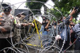 Aksi tolak UU Cipta Kerja di Banyuwangi, polisi amankan pendemo pelajar