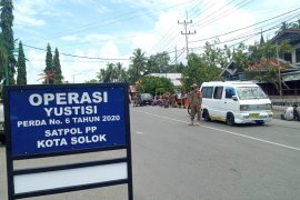 Satgas COVID-19 razia warga tidak pakai masker di Kota Solok