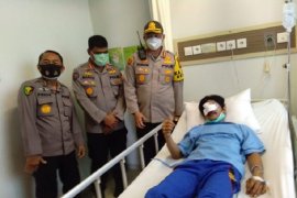 Polisi besuk mahasiswa diisukan tewas saat demo di Pekanbaru