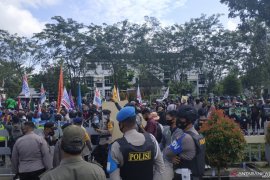 Aliansi Buruh Kalbar demo tolak Omnibus Law di Gedung DPRD Kalbar
