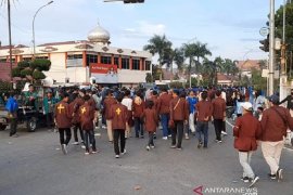 Aksi mahasiswa di Pekanbaru dibubarkan dengan sholawat