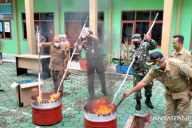 Disdikbud-Kejari Pangkalpinang musnahkan 374 buku sitaan