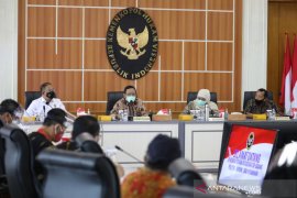 Khofifah dampingi perwakilan buruh Jatim bertemu Mahfud dialog UU Cipta Kerja