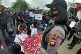 Jurnalis unjuk rasa di Polda Gorontalo desak pelaku kekerasan diusut