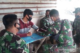 Personel Satgas TMMD dan warga lokasi kegiatan rutin periksa kesehatan