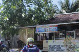 Zainal mengendarai motor temui warga perbatasan Kaltara