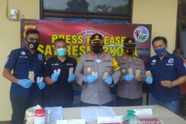 Tiga pemuda penjual narkotik diringkus saat ikut-ikutan demo