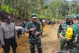 Kunjungi giat TMMD di Humbahas, Mayjen Supriadi berharap Pemkab tingkatkan kualitas jalan baru