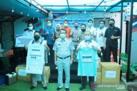 PT Timah bagikan 100 kaos dan sandwich board "new normal"