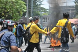 Demo mahasiswa tolak UU cipta kerja di Jombang
