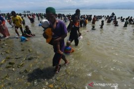 Ritual mandi Safar di pantai Palu Page 1 Small