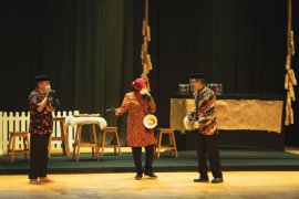 Wali Kota Risma pesan disiplin protokol kesehatan kepada warga lewat ludruk