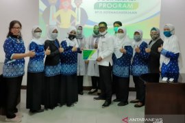 BPJAMSOSTEK berikan kartu peserta BPJS Naker kepada guru PAUD Bogor