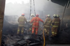 Belasan kendaraan berikut bangunan bengkel terbakar di Jaktim
