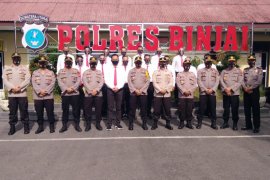 Kapolres Binjai berikan penghargaan kepada anggota Satreskrim yang tangkap pembunuh dalam enam jam