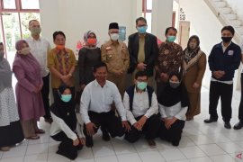 Walikota Samarinda serahkan pesangon bagi karyawan lama PDPAU