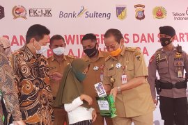 OJK  bantu wifi dan smartphone untuk pelajar korban bencana Sulteng