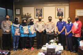 Kapolda Sulsel bantu dana untuk atlet voli korban banjir Luwu Utara