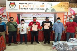 KPU Sumenep bagikan 2.426 alat peraga kampanye kepada paslon