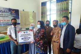 Legislator Tina Nur Alam serahkan beasiswa PIP di Konawe