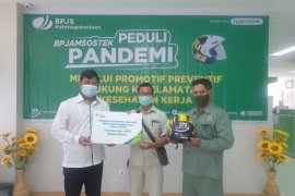BPJAMSOSTEK Madiun bagikan APD helm untuk perusahaan peserta