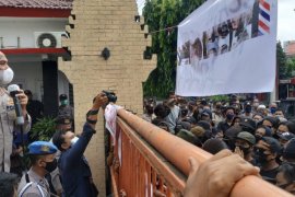 Belasan pelajar diamankan polisi saat hendak ikut demo UU Cipta Kerja di Kediri