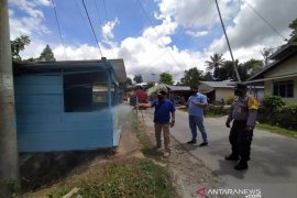 TPL dan Pemerintah Desa Hutatinggi Parmonangan semprot disinfektan antisipasi penyebaran COVID-19